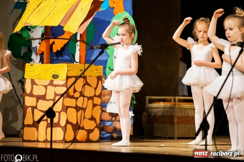 Zdjęcie w galerii na portalu naszraciborz.pl: Przedszkolaki z Przedszkola nr 11 wystąpiły dla swoich rodziców w RCK wiadomości z regionu