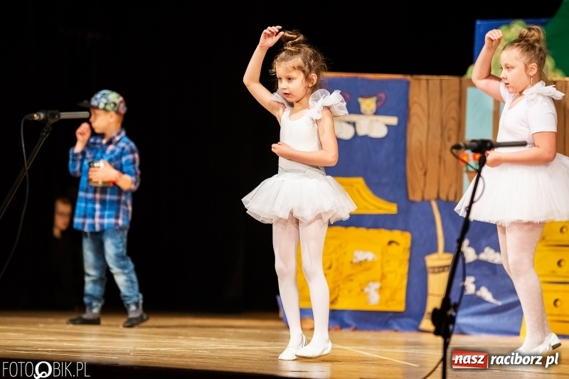 Zdjęcie w galerii na portalu naszraciborz.pl: Przedszkolaki z Przedszkola nr 11 wystąpiły dla swoich rodziców w RCK wiadomości z regionu