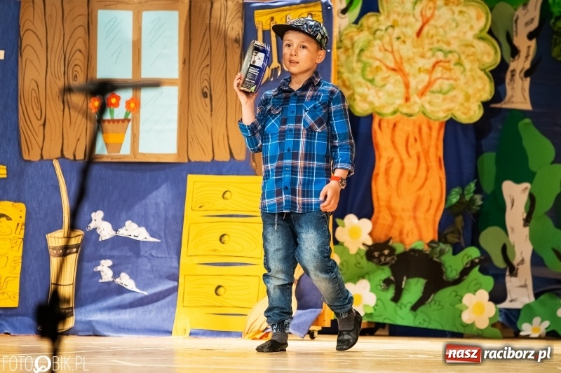 Zdjęcie w galerii na portalu naszraciborz.pl: Przedszkolaki z Przedszkola nr 11 wystąpiły dla swoich rodziców w RCK wiadomości z regionu