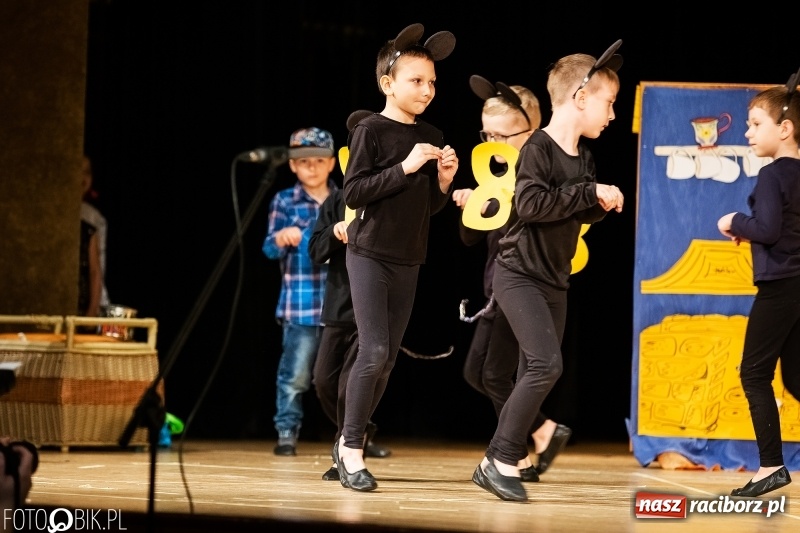 Zdjęcie w galerii na portalu naszraciborz.pl: Przedszkolaki z Przedszkola nr 11 wystąpiły dla swoich rodziców w RCK wiadomości z regionu