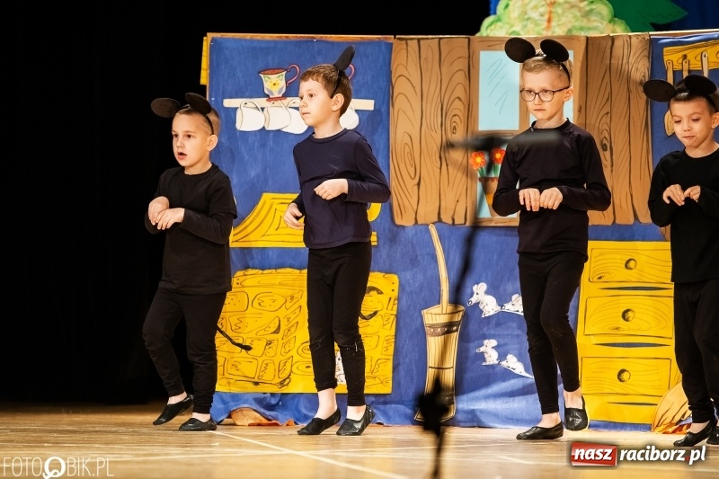 Zdjęcie w galerii na portalu naszraciborz.pl: Przedszkolaki z Przedszkola nr 11 wystąpiły dla swoich rodziców w RCK wiadomości z regionu