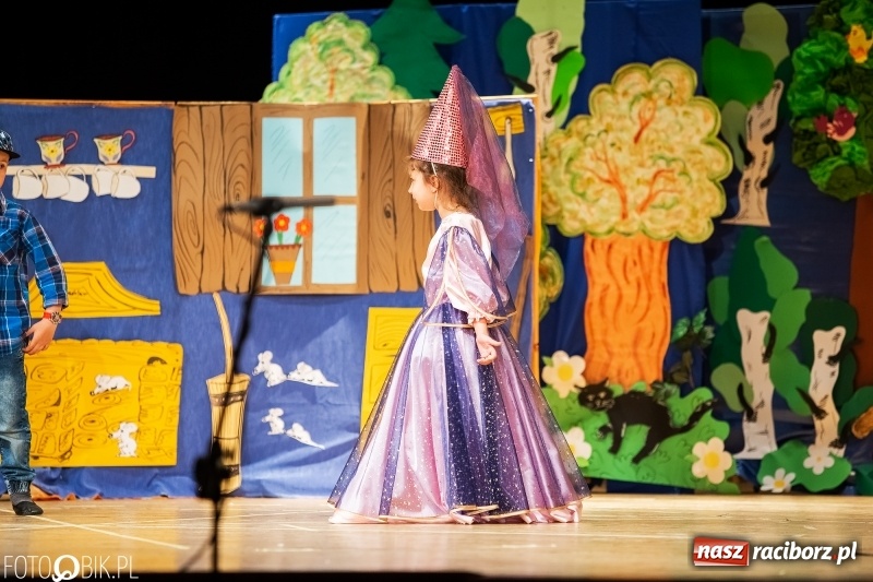 Zdjęcie w galerii na portalu naszraciborz.pl: Przedszkolaki z Przedszkola nr 11 wystąpiły dla swoich rodziców w RCK wiadomości z regionu