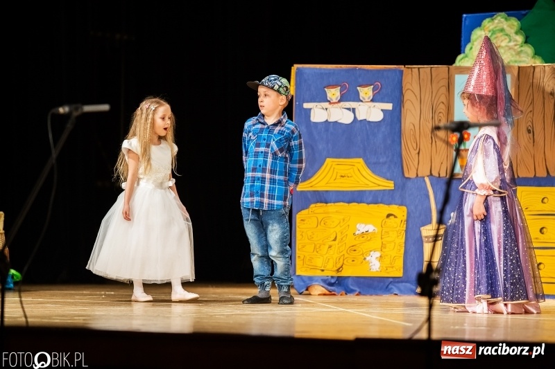 Zdjęcie w galerii na portalu naszraciborz.pl: Przedszkolaki z Przedszkola nr 11 wystąpiły dla swoich rodziców w RCK wiadomości z regionu