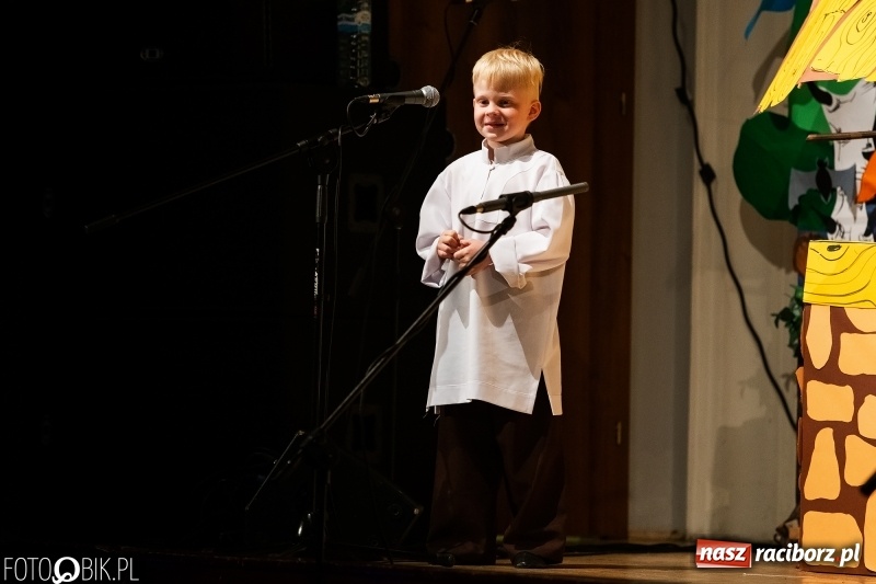 Zdjęcie w galerii na portalu naszraciborz.pl: Przedszkolaki z Przedszkola nr 11 wystąpiły dla swoich rodziców w RCK wiadomości z regionu