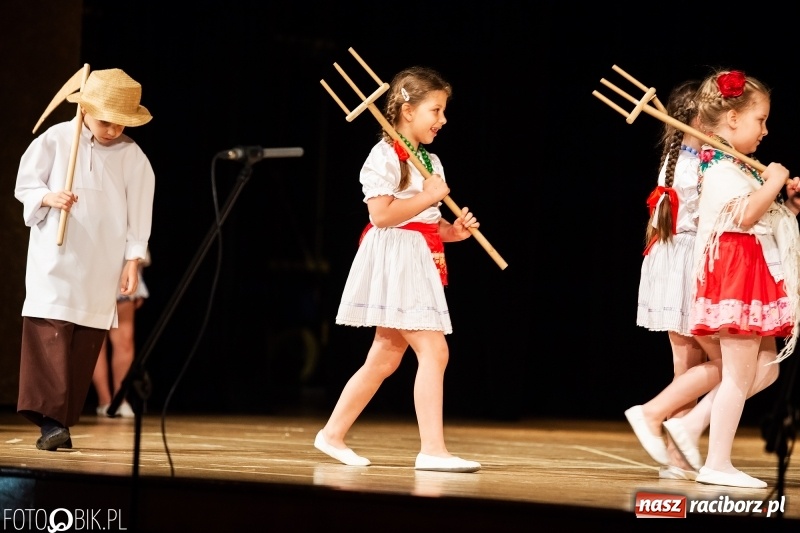 Zdjęcie w galerii na portalu naszraciborz.pl: Przedszkolaki z Przedszkola nr 11 wystąpiły dla swoich rodziców w RCK wiadomości z regionu