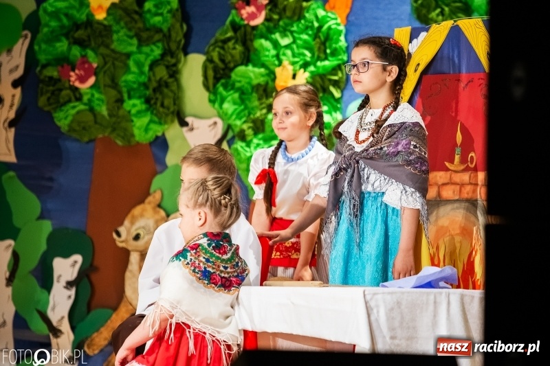 Zdjęcie w galerii na portalu naszraciborz.pl: Przedszkolaki z Przedszkola nr 11 wystąpiły dla swoich rodziców w RCK wiadomości z regionu