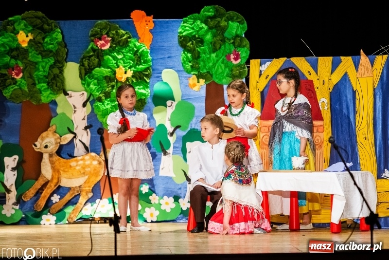 Zdjęcie w galerii na portalu naszraciborz.pl: Przedszkolaki z Przedszkola nr 11 wystąpiły dla swoich rodziców w RCK wiadomości z regionu
