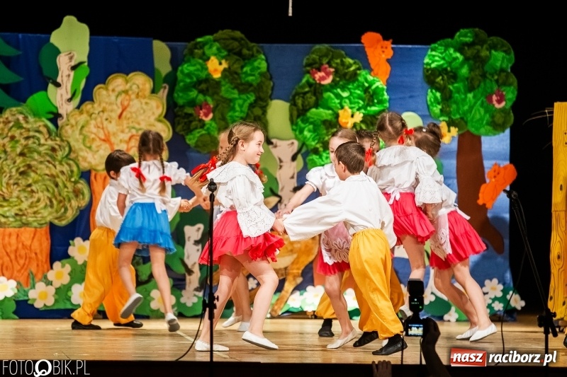 Zdjęcie w galerii na portalu naszraciborz.pl: Przedszkolaki z Przedszkola nr 11 wystąpiły dla swoich rodziców w RCK wiadomości z regionu
