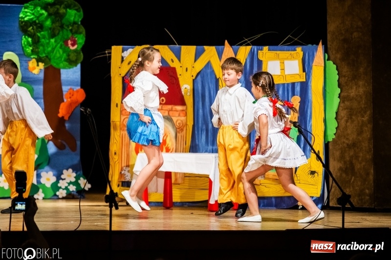 Zdjęcie w galerii na portalu naszraciborz.pl: Przedszkolaki z Przedszkola nr 11 wystąpiły dla swoich rodziców w RCK wiadomości z regionu