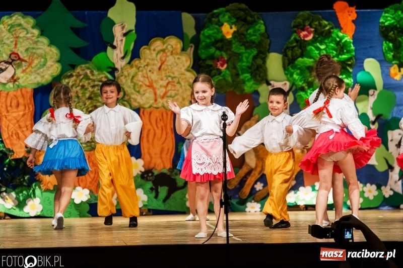 Zdjęcie w galerii na portalu naszraciborz.pl: Przedszkolaki z Przedszkola nr 11 wystąpiły dla swoich rodziców w RCK wiadomości z regionu