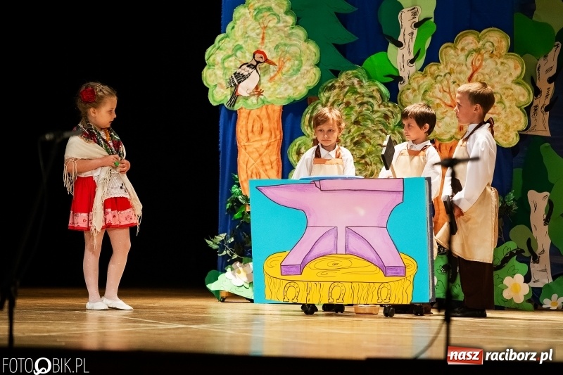 Zdjęcie w galerii na portalu naszraciborz.pl: Przedszkolaki z Przedszkola nr 11 wystąpiły dla swoich rodziców w RCK wiadomości z regionu