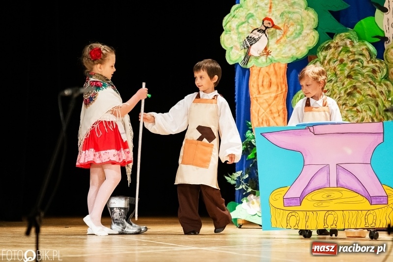 Zdjęcie w galerii na portalu naszraciborz.pl: Przedszkolaki z Przedszkola nr 11 wystąpiły dla swoich rodziców w RCK wiadomości z regionu
