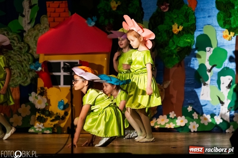 Zdjęcie w galerii na portalu naszraciborz.pl: Przedszkolaki z Przedszkola nr 11 wystąpiły dla swoich rodziców w RCK wiadomości z regionu