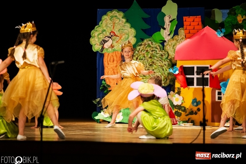 Zdjęcie w galerii na portalu naszraciborz.pl: Przedszkolaki z Przedszkola nr 11 wystąpiły dla swoich rodziców w RCK wiadomości z regionu