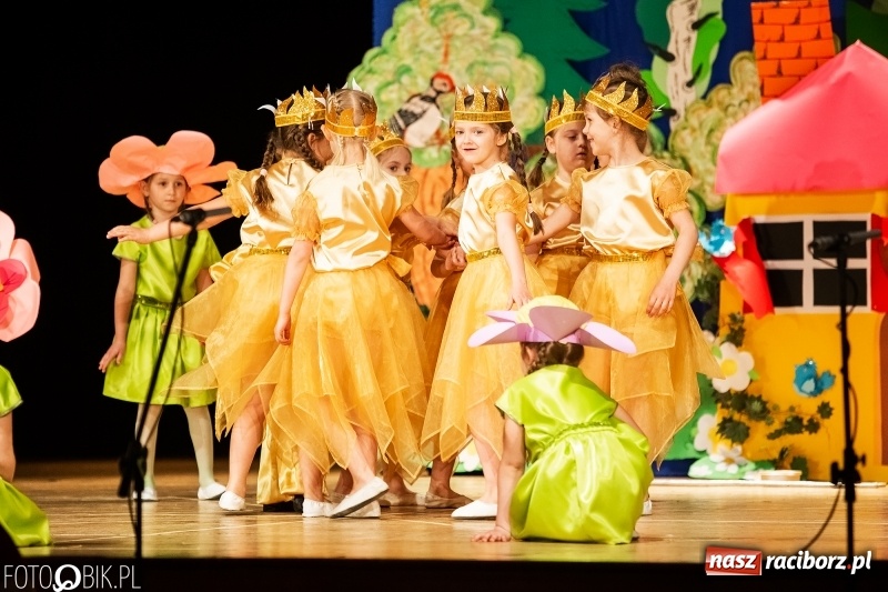 Zdjęcie w galerii na portalu naszraciborz.pl: Przedszkolaki z Przedszkola nr 11 wystąpiły dla swoich rodziców w RCK wiadomości z regionu