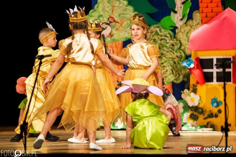 Zdjęcie w galerii na portalu naszraciborz.pl: Przedszkolaki z Przedszkola nr 11 wystąpiły dla swoich rodziców w RCK wiadomości z regionu