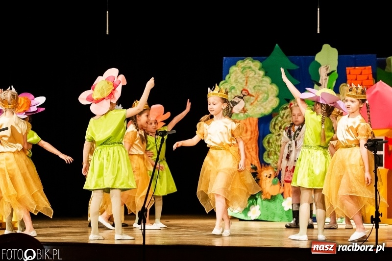 Zdjęcie w galerii na portalu naszraciborz.pl: Przedszkolaki z Przedszkola nr 11 wystąpiły dla swoich rodziców w RCK wiadomości z regionu