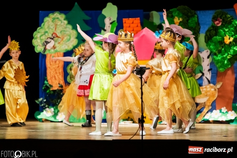 Zdjęcie w galerii na portalu naszraciborz.pl: Przedszkolaki z Przedszkola nr 11 wystąpiły dla swoich rodziców w RCK wiadomości z regionu