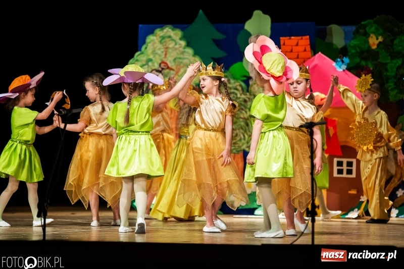 Zdjęcie w galerii na portalu naszraciborz.pl: Przedszkolaki z Przedszkola nr 11 wystąpiły dla swoich rodziców w RCK wiadomości z regionu