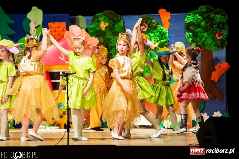 Zdjęcie w galerii na portalu naszraciborz.pl: Przedszkolaki z Przedszkola nr 11 wystąpiły dla swoich rodziców w RCK wiadomości z regionu