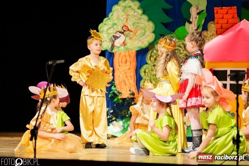 Zdjęcie w galerii na portalu naszraciborz.pl: Przedszkolaki z Przedszkola nr 11 wystąpiły dla swoich rodziców w RCK wiadomości z regionu