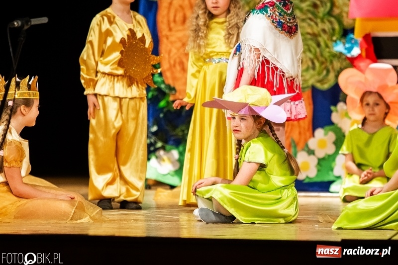 Zdjęcie w galerii na portalu naszraciborz.pl: Przedszkolaki z Przedszkola nr 11 wystąpiły dla swoich rodziców w RCK wiadomości z regionu