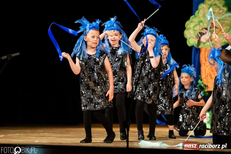 Zdjęcie w galerii na portalu naszraciborz.pl: Przedszkolaki z Przedszkola nr 11 wystąpiły dla swoich rodziców w RCK wiadomości z regionu