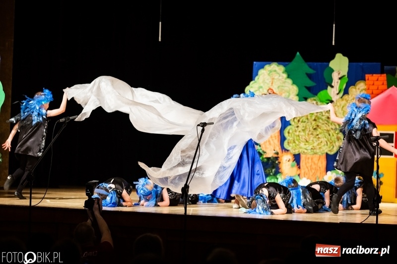 Zdjęcie w galerii na portalu naszraciborz.pl: Przedszkolaki z Przedszkola nr 11 wystąpiły dla swoich rodziców w RCK wiadomości z regionu