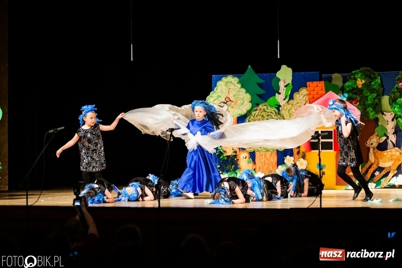 Zdjęcie w galerii na portalu naszraciborz.pl: Przedszkolaki z Przedszkola nr 11 wystąpiły dla swoich rodziców w RCK wiadomości z regionu