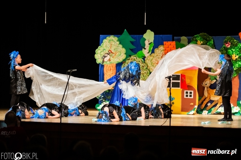 Zdjęcie w galerii na portalu naszraciborz.pl: Przedszkolaki z Przedszkola nr 11 wystąpiły dla swoich rodziców w RCK wiadomości z regionu