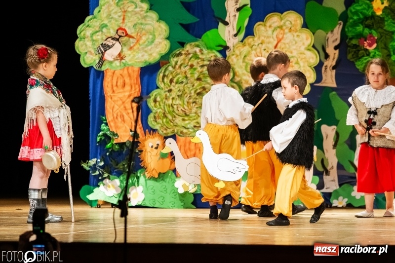 Zdjęcie w galerii na portalu naszraciborz.pl: Przedszkolaki z Przedszkola nr 11 wystąpiły dla swoich rodziców w RCK wiadomości z regionu