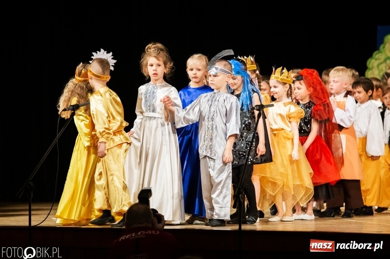 Zdjęcie w galerii na portalu naszraciborz.pl: Przedszkolaki z Przedszkola nr 11 wystąpiły dla swoich rodziców w RCK wiadomości z regionu