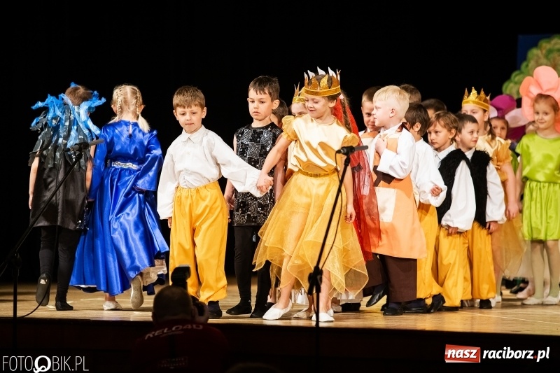 Zdjęcie w galerii na portalu naszraciborz.pl: Przedszkolaki z Przedszkola nr 11 wystąpiły dla swoich rodziców w RCK wiadomości z regionu