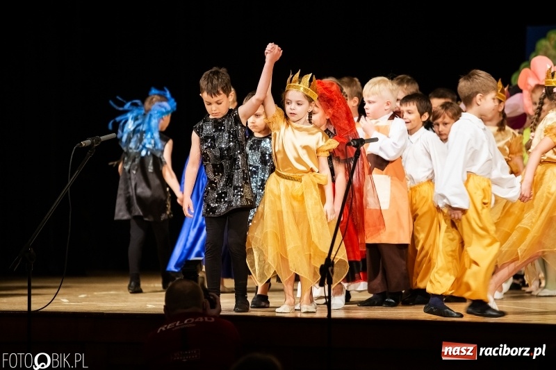 Zdjęcie w galerii na portalu naszraciborz.pl: Przedszkolaki z Przedszkola nr 11 wystąpiły dla swoich rodziców w RCK wiadomości z regionu