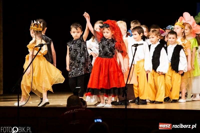 Zdjęcie w galerii na portalu naszraciborz.pl: Przedszkolaki z Przedszkola nr 11 wystąpiły dla swoich rodziców w RCK wiadomości z regionu