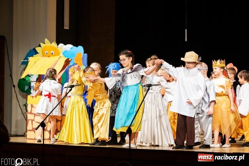 Zdjęcie w galerii na portalu naszraciborz.pl: Przedszkolaki z Przedszkola nr 11 wystąpiły dla swoich rodziców w RCK wiadomości z regionu