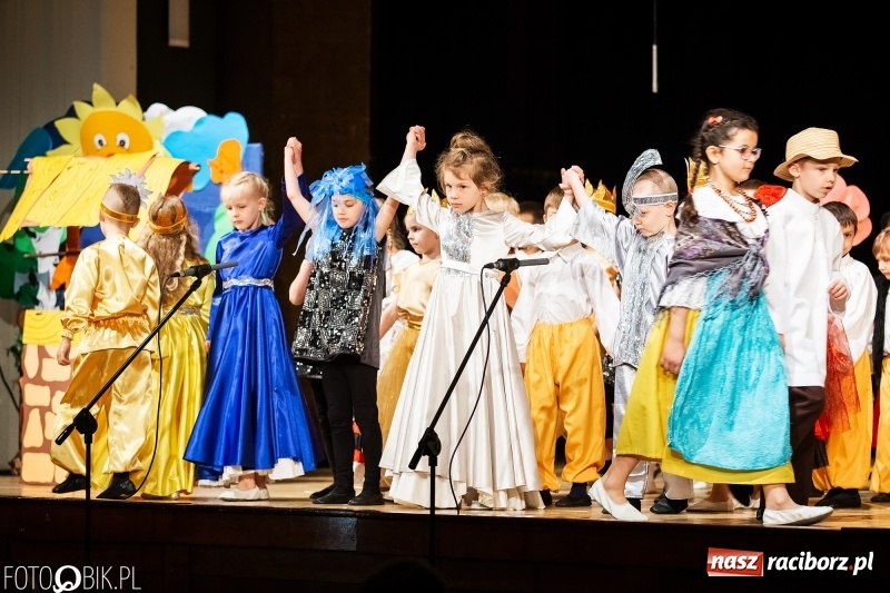 Zdjęcie w galerii na portalu naszraciborz.pl: Przedszkolaki z Przedszkola nr 11 wystąpiły dla swoich rodziców w RCK wiadomości z regionu