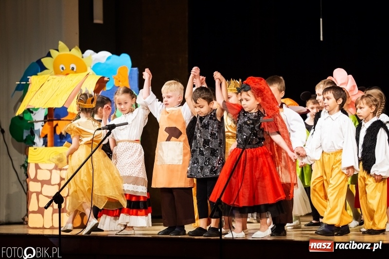 Zdjęcie w galerii na portalu naszraciborz.pl: Przedszkolaki z Przedszkola nr 11 wystąpiły dla swoich rodziców w RCK wiadomości z regionu