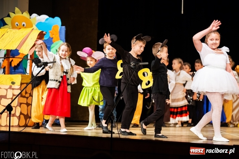 Zdjęcie w galerii na portalu naszraciborz.pl: Przedszkolaki z Przedszkola nr 11 wystąpiły dla swoich rodziców w RCK wiadomości z regionu