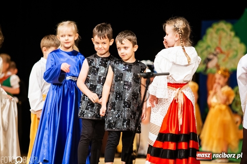 Zdjęcie w galerii na portalu naszraciborz.pl: Przedszkolaki z Przedszkola nr 11 wystąpiły dla swoich rodziców w RCK wiadomości z regionu