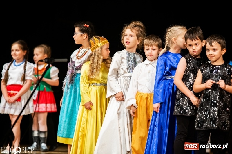 Zdjęcie w galerii na portalu naszraciborz.pl: Przedszkolaki z Przedszkola nr 11 wystąpiły dla swoich rodziców w RCK wiadomości z regionu