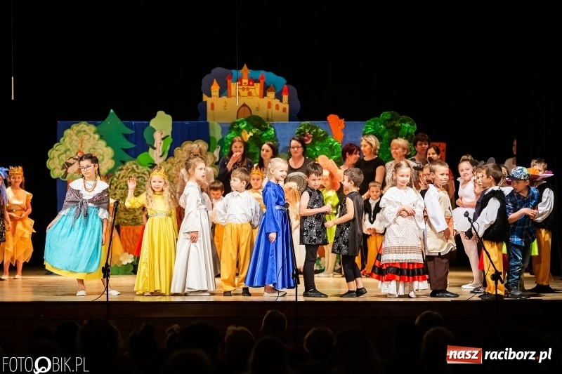 Zdjęcie w galerii na portalu naszraciborz.pl: Przedszkolaki z Przedszkola nr 11 wystąpiły dla swoich rodziców w RCK wiadomości z regionu