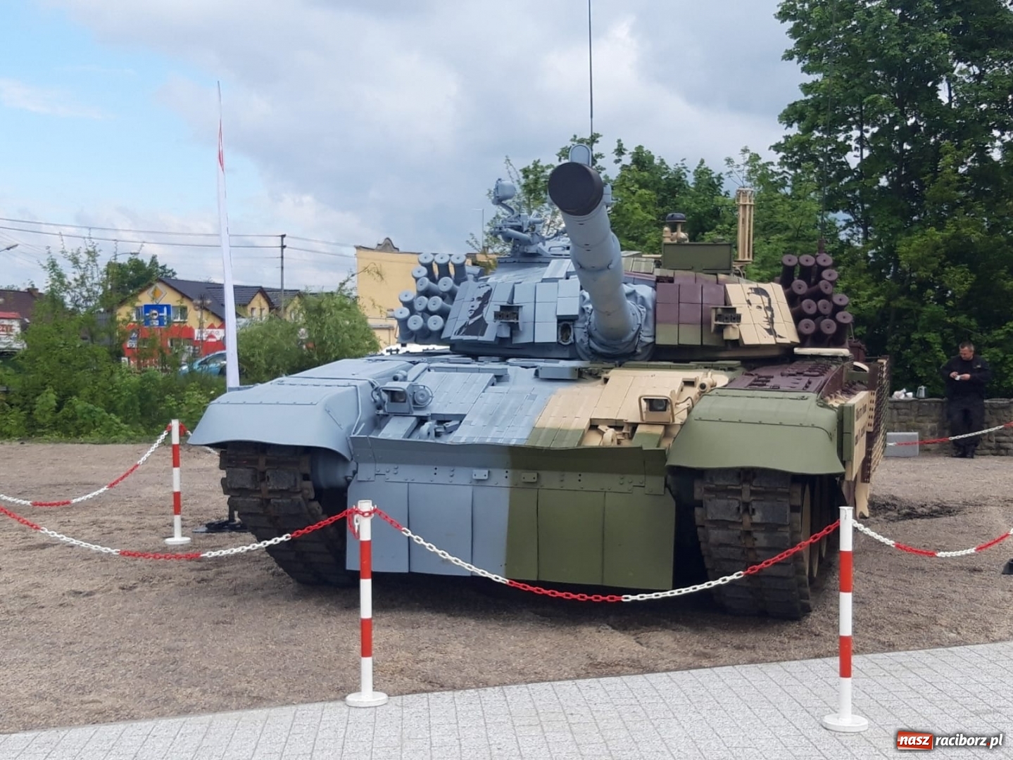 Zdjęcie w galerii na portalu naszraciborz.pl: Operacja PT-91M2 Twardy. W Kuźni Raciborskiej zaparkował czołg  wiadomości z regionu