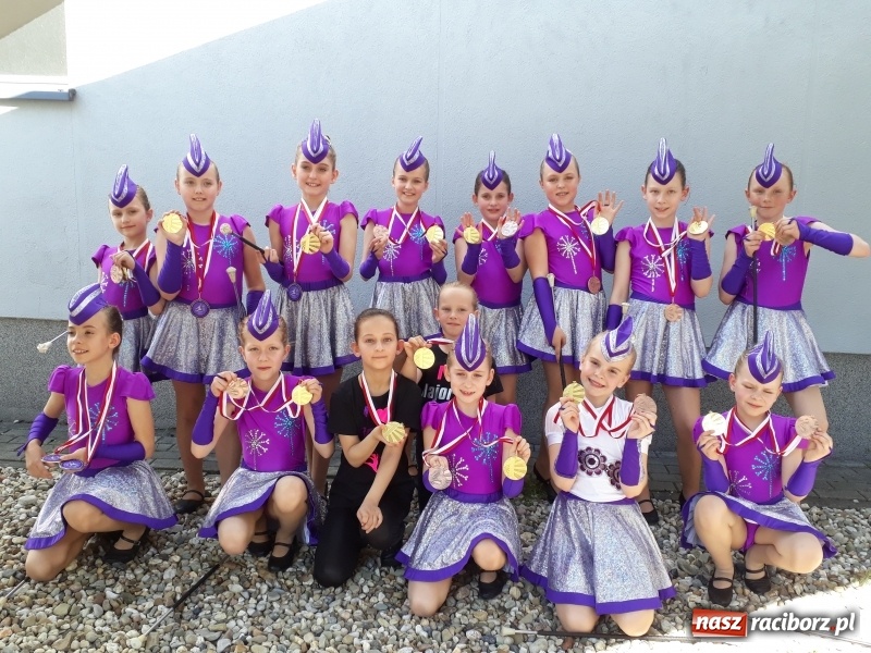 Zdjęcie w galerii na portalu naszraciborz.pl: Medalowe żniwa raciborskich mażoretek na Mistrzostwach Polski wiadomości z regionu
