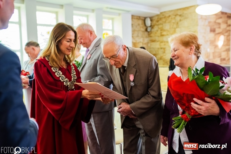 Zdjęcie w galerii na portalu naszraciborz.pl: Spędzili pół wieku razem. Małżeńskie jubileusze w raciborskim USC [FOTO i WIDEO] wiadomości z regionu