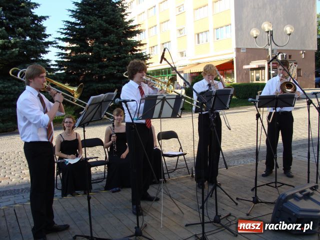 Zdjęcie w galerii na portalu naszraciborz.pl: Koncerty letnie na Rynku rozpoczęte wiadomości z regionu