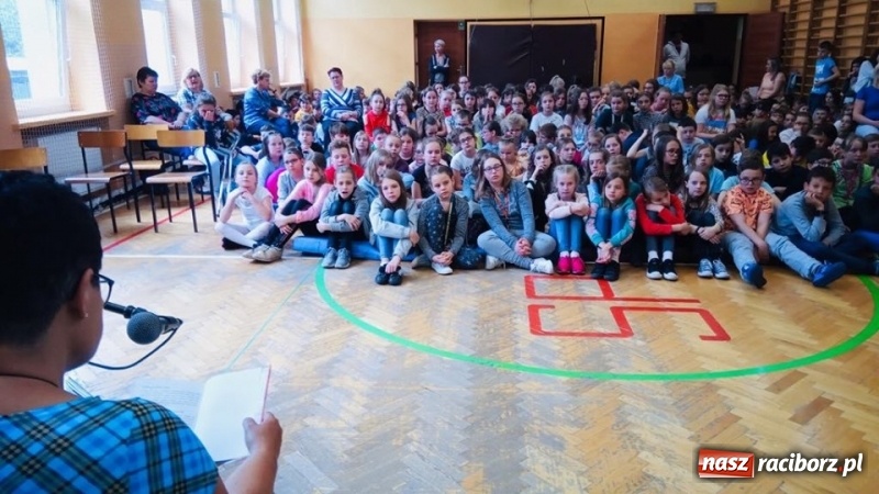 Zdjęcie w galerii na portalu naszraciborz.pl: Głośne czytanie w SP 13 na Światowy Dzień Książki  wiadomości z regionu