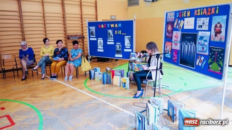 Zdjęcie w galerii na portalu naszraciborz.pl: Głośne czytanie w SP 13 na Światowy Dzień Książki  wiadomości z regionu