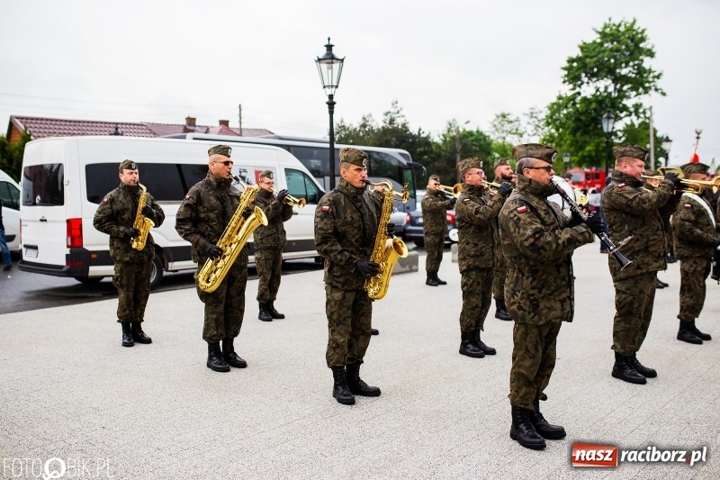 Zdjęcie w galerii na portalu naszraciborz.pl: Patriotyczna uroczystość w Kuźni Raciborskiej w strugach deszczu [FOTO] wiadomości z regionu