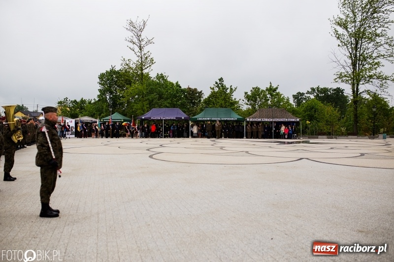 Zdjęcie w galerii na portalu naszraciborz.pl: Patriotyczna uroczystość w Kuźni Raciborskiej w strugach deszczu [FOTO] wiadomości z regionu